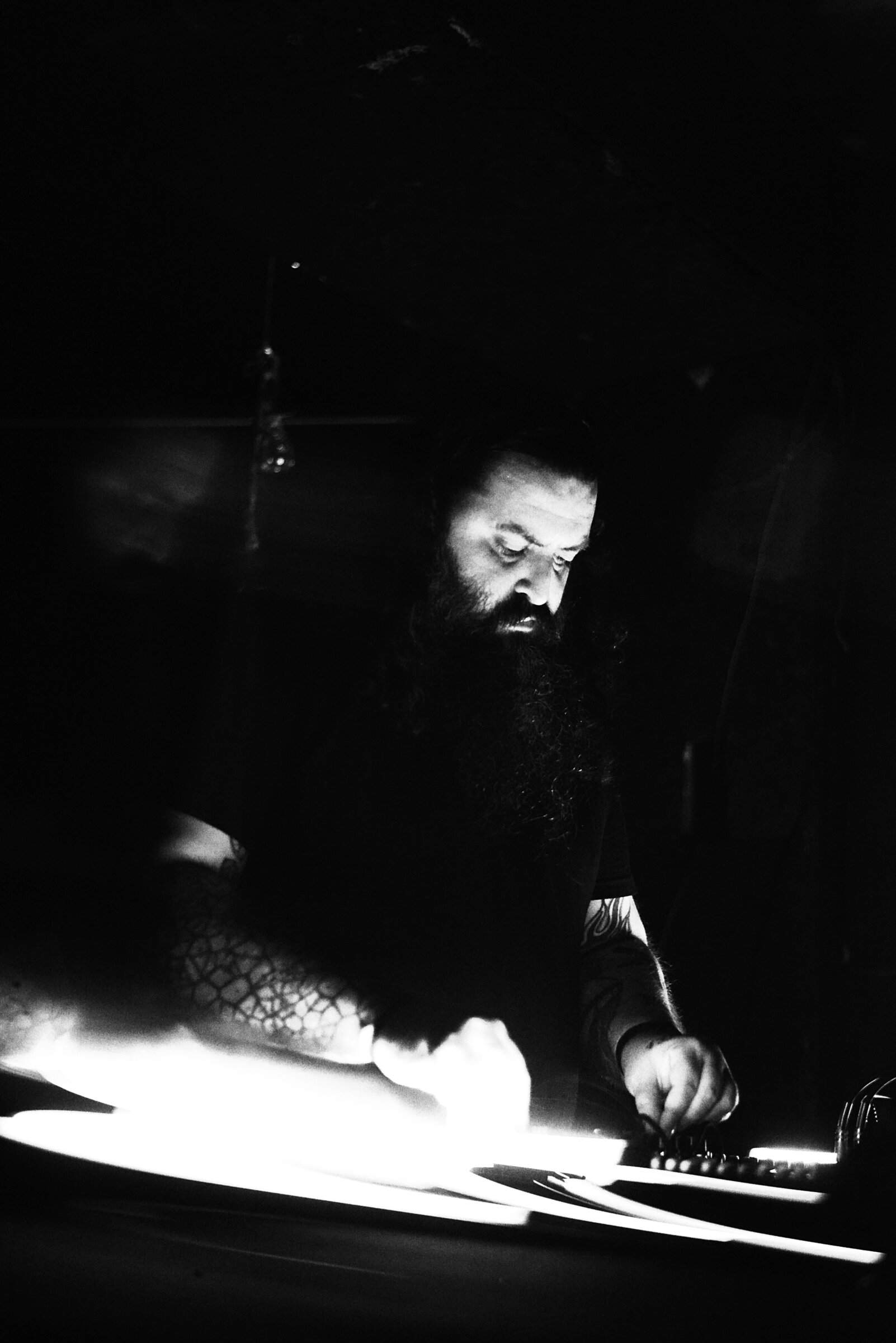 Jerome Faria performing at Fim de Emissão #45, 2025